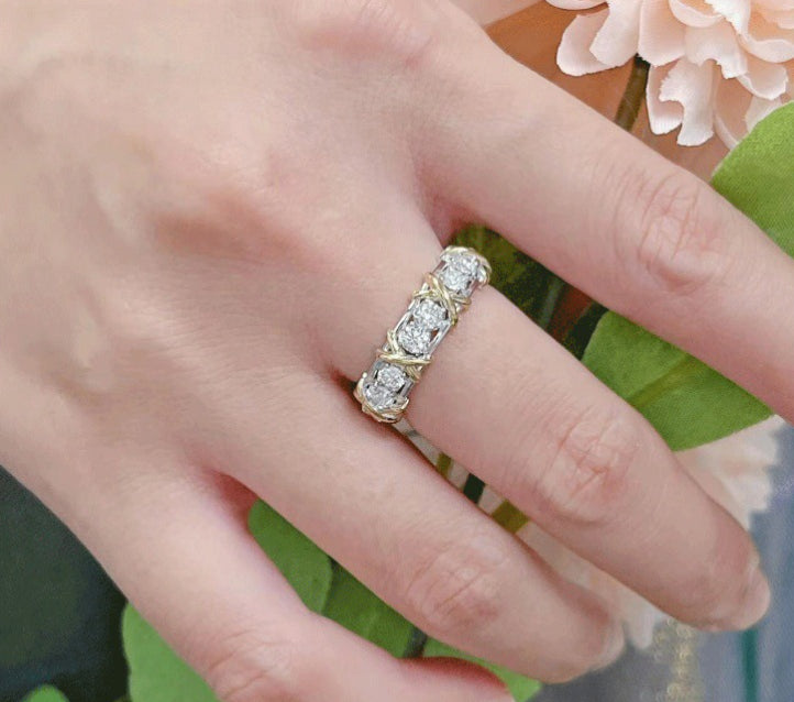 Anel Elegante em Ouro Rosé em Forma de X com 16 Pedras